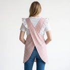 Bata de maestra SuYa Shop con estampado de cuadros vichy rosa y volantes en los hombros, vista trasera