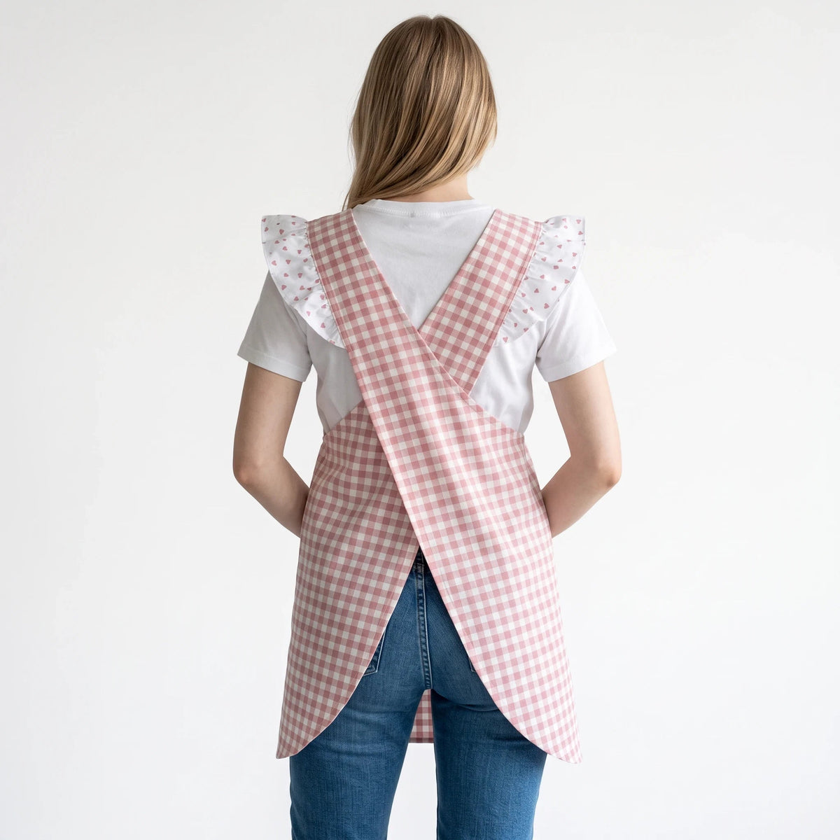 Bata de maestra SuYa Shop con estampado de cuadros vichy rosa y volantes en los hombros, vista trasera