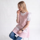 Bata de maestra SuYa Shop con estampado de cuadros vichy rosa y bolsillos con corazones, corte sin mangas.