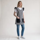 Bata de maestra SuYa Shop con estampado de cuadros vichy en blanco y negro, volantes en hombros y bolsillos negros