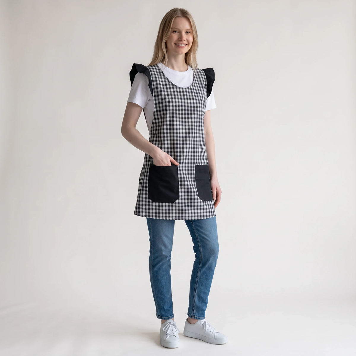 Bata de maestra SuYa Shop con estampado de cuadros vichy en blanco y negro, volantes en hombros y bolsillos negros