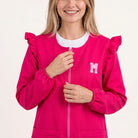 Bata SuYa Shop rosa con cremallera, tejido antiarrugas y volantes en los hombros, ideal para uso profesional.