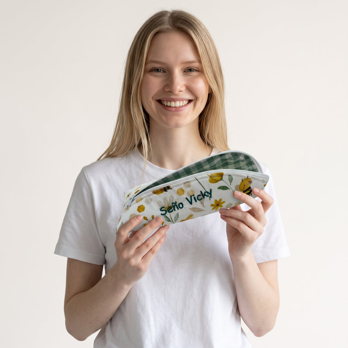 Estuche SuYa Shop Vichy Bee con estampado de abejas y flores, ideal para lápices o gafas, sostenido por una mujer.