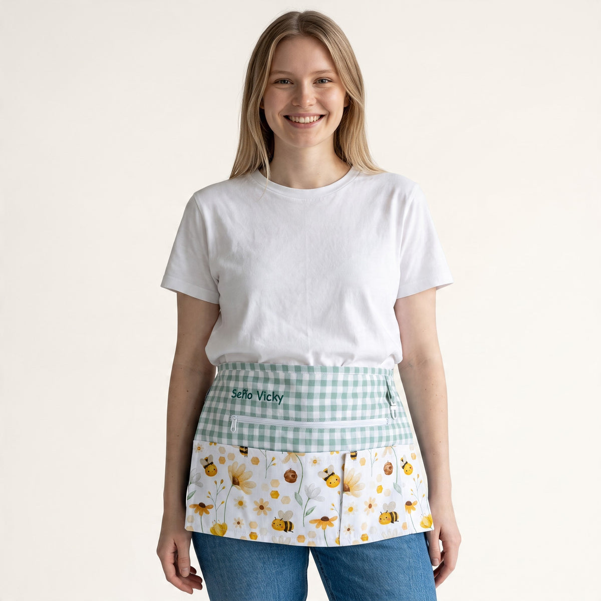 Mandil corto SuYa Shop con estampado de abejas y flores, bolsillo con cremallera y nombre bordado en cuadros verdes