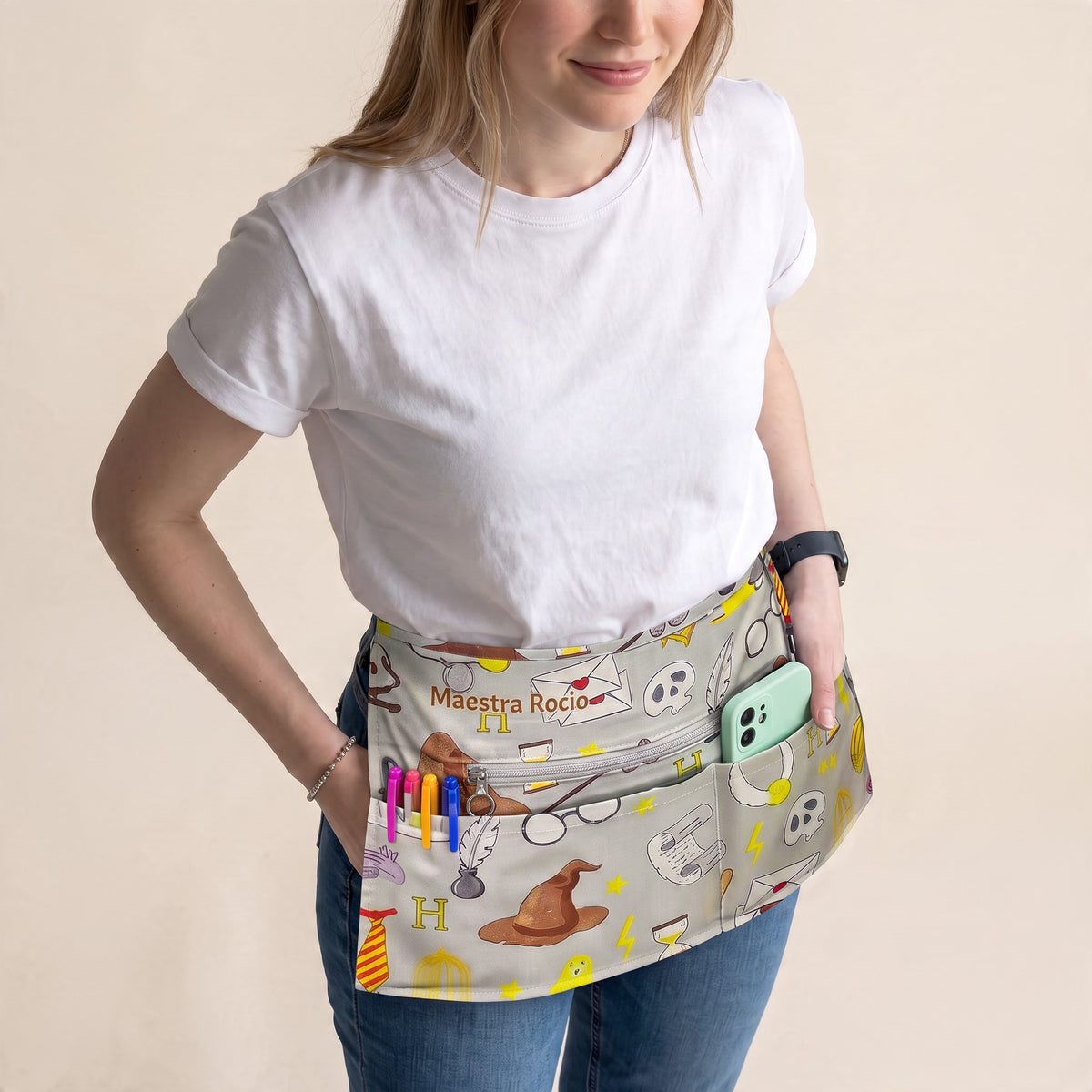 Mandil Sombrero de SuYa Shop con estampado temático de magia, múltiples bolsillos y nombre personalizado