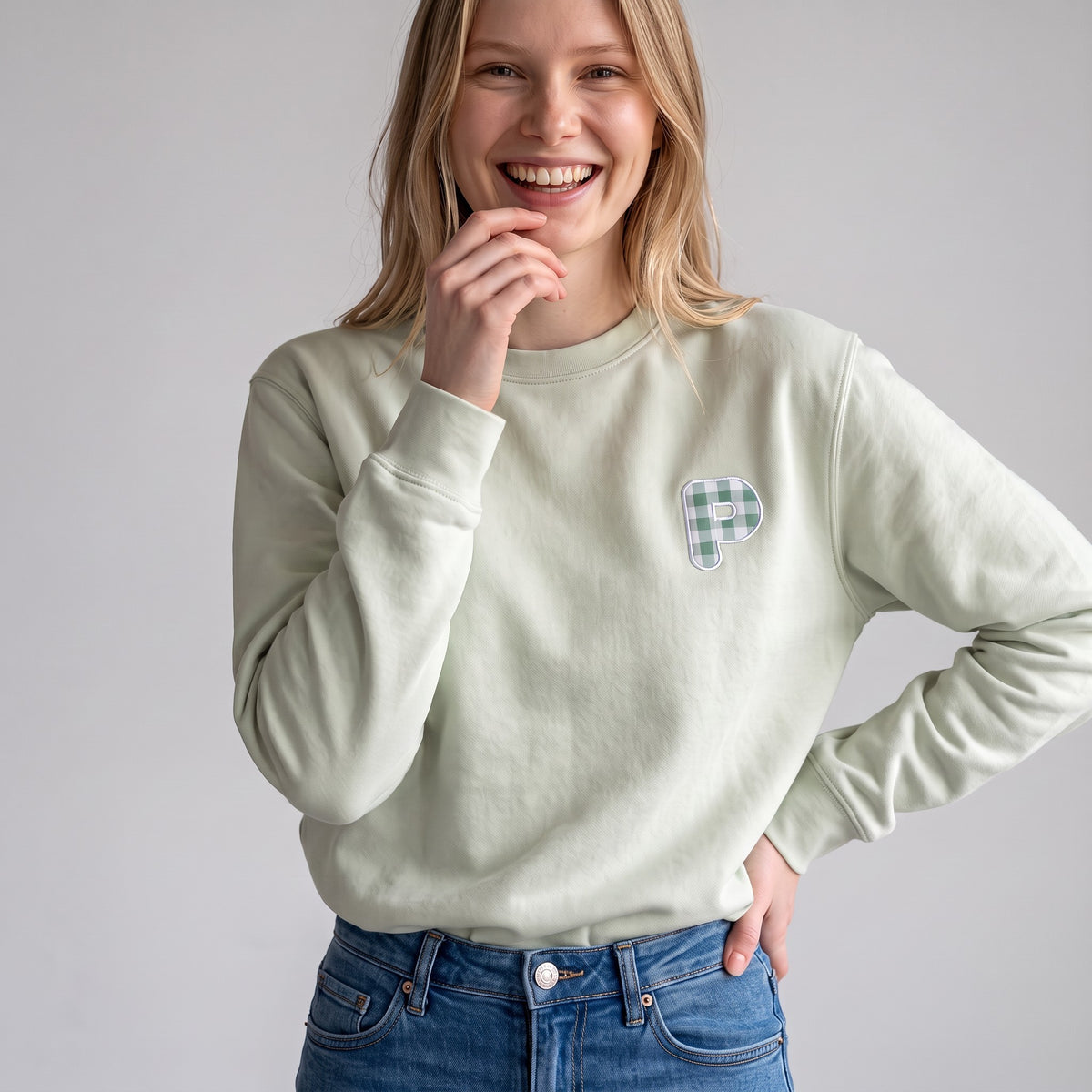 Sweatshirt SuYa Shop verde-menta com inicial personalizada em estampado de xadrez vichy, suave ao toque