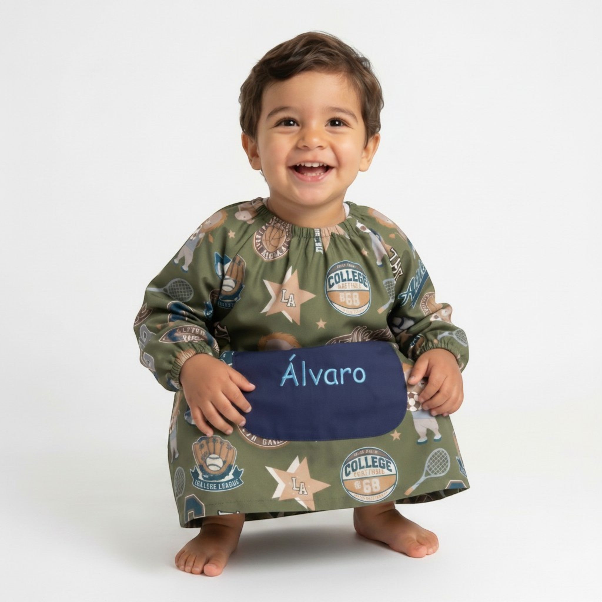 SuYa Shop toddler sports smock with elastic cuffs and collar, featuring a personalized blue pocket for school.